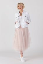 Load image into Gallery viewer, GIRL WEARING New London Jeans JEANS JACKET IN WHITE DENIM WITH OINK TULLE SKIRT AND WHITE SNEAKERS
